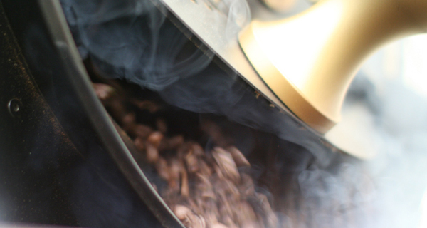 焙煎釜から出た直後のコーヒー豆