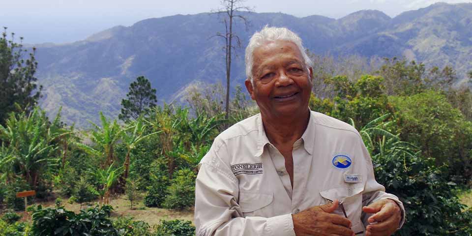 ジャマイカコーヒーの歴史を知り尽くす農園主セント・クレア・シャーリー氏。80歳をこえてもなお生涯現役です