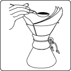 ペーパーフィルターの使い方（3）セットしたフィルターに適量のコーヒーを入れる。