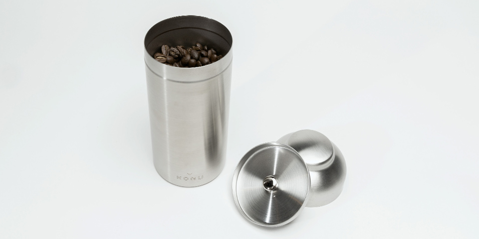 二重フタの構造で遮光性と密閉性に優れた保存缶。コーヒーの鮮度が長持ちします