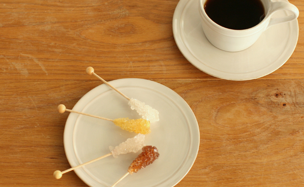 シンプルな木製のシュガースティック。ティースプーンの代わりにカップに添えると、普段のコーヒータイムがおしゃれに演出できます。