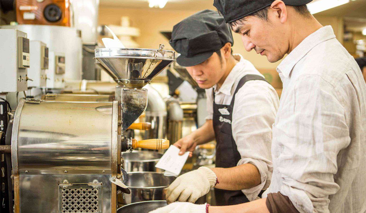 小さな焙煎釜が6台ならぶ工房。出荷する当日に生豆から焙煎しています。